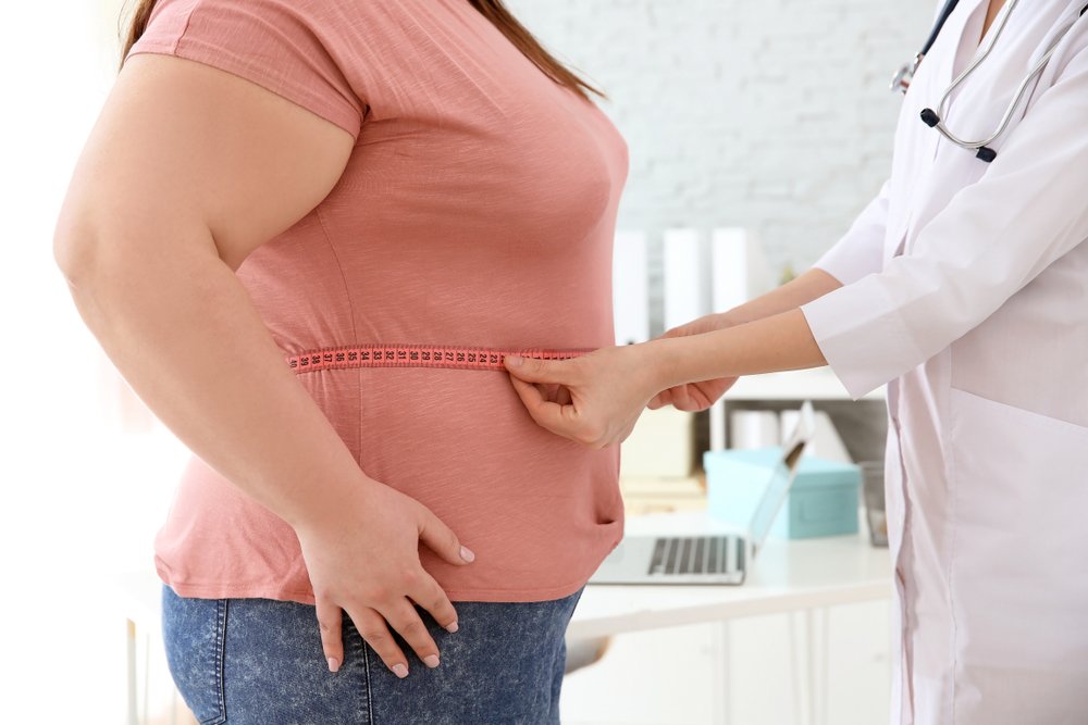 lékařka měří obvod pasu pacientce